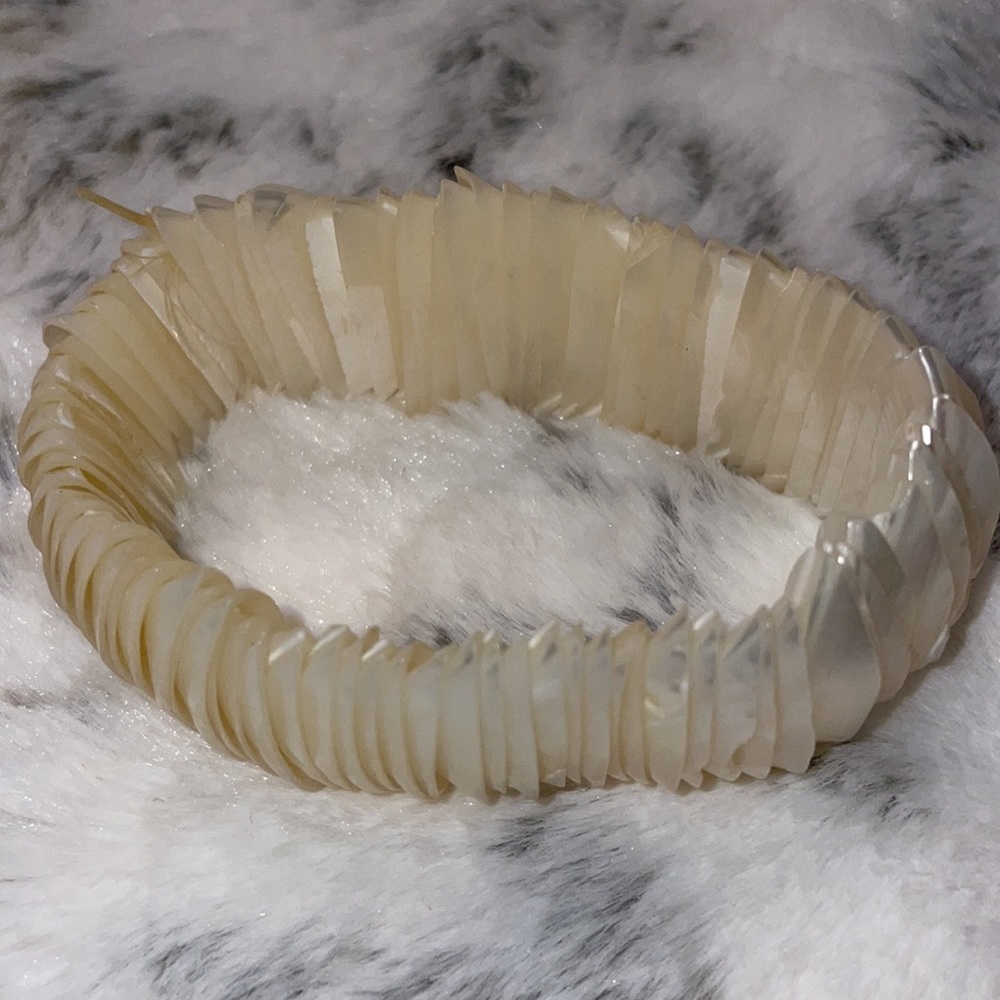 Stretchy Shell Bracelet - Picture 3 of 6